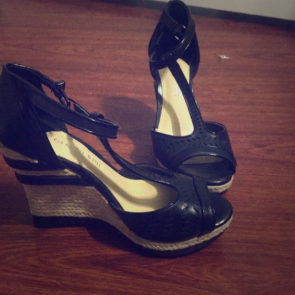 Size 8 barely worn Gianni Bini wedges